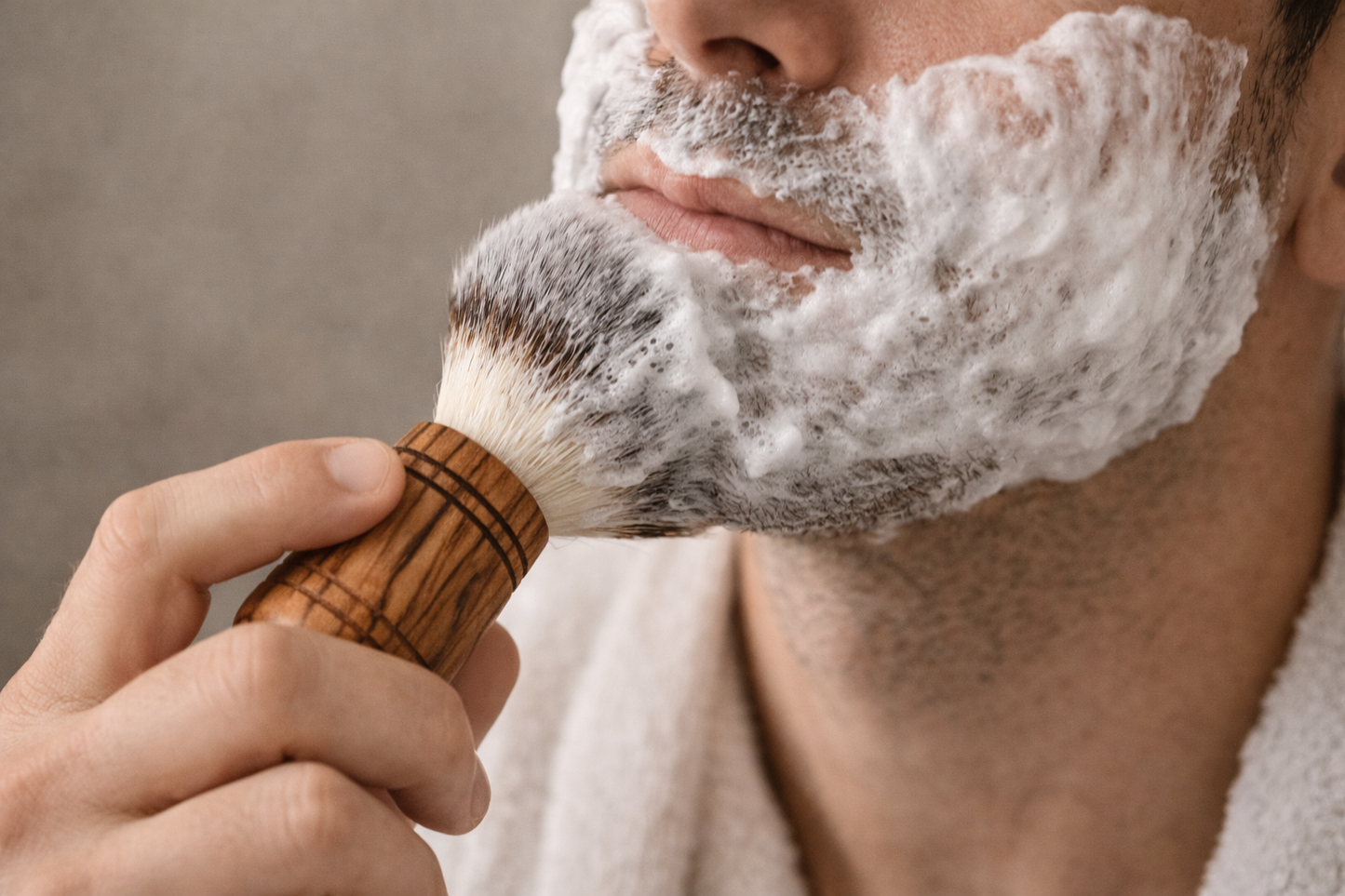 Veganer Rasierpinsel aus Olivenholz
