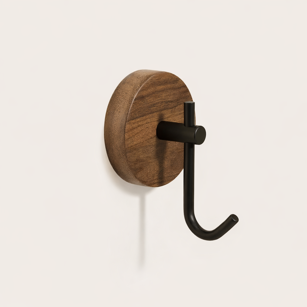Minimalistischer Wandhaken aus Walnussholz & Metall