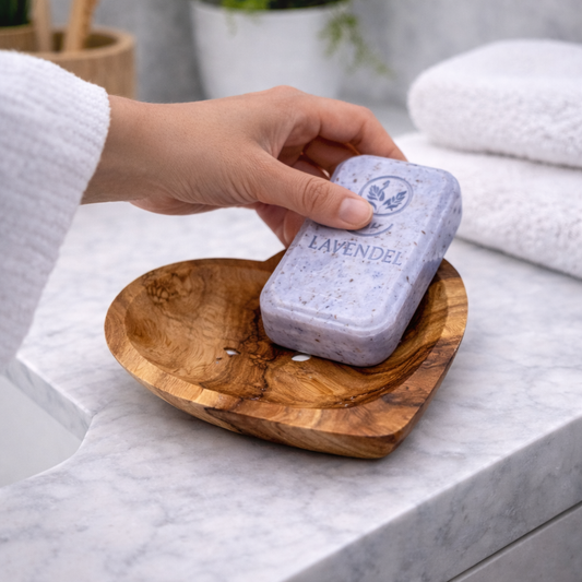 Seifenschale Herzform aus Olivenholz – Natürlich & Feuchtigkeitsresistent