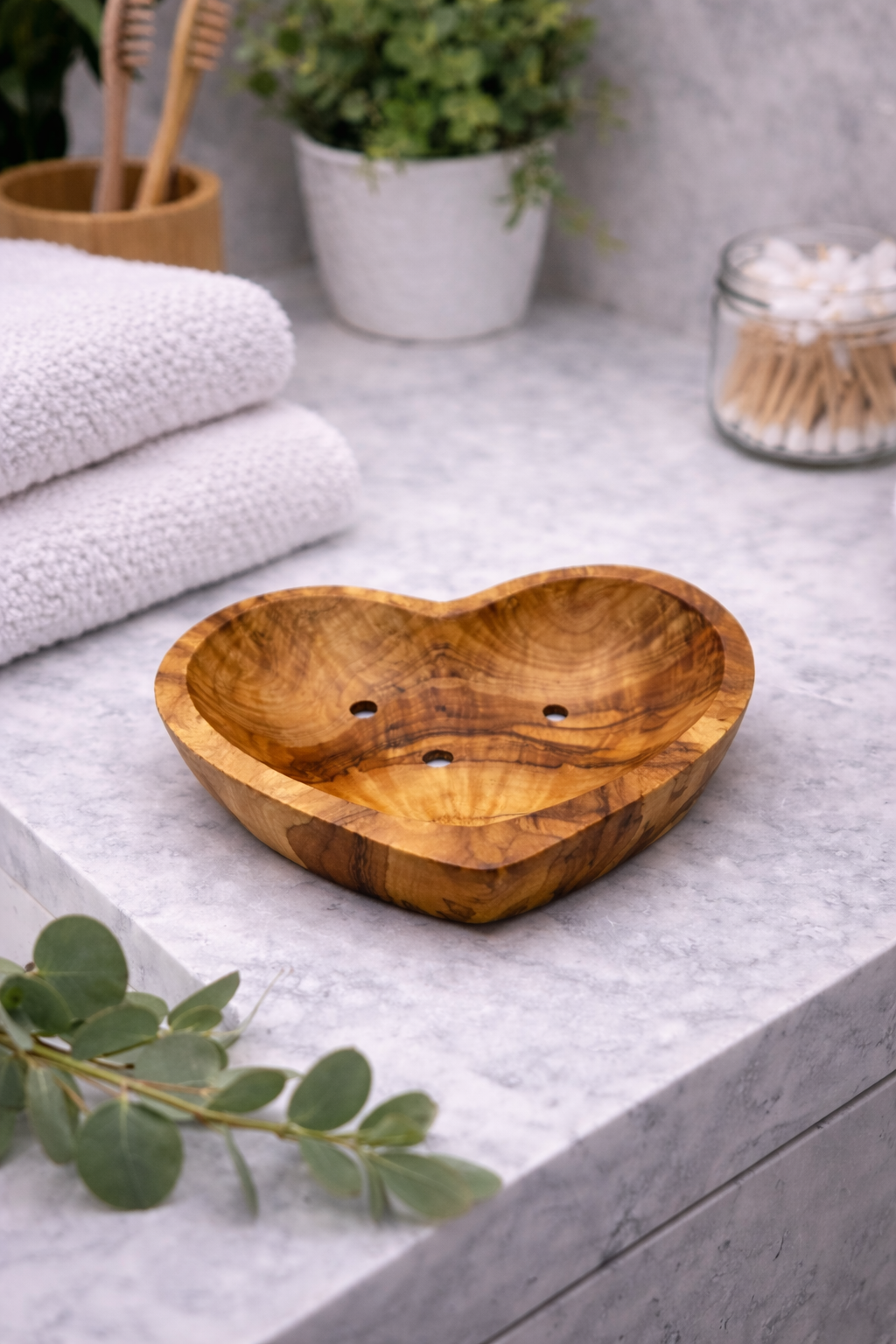 Seifenschale Herzform aus Olivenholz – Natürlich & Feuchtigkeitsresistent